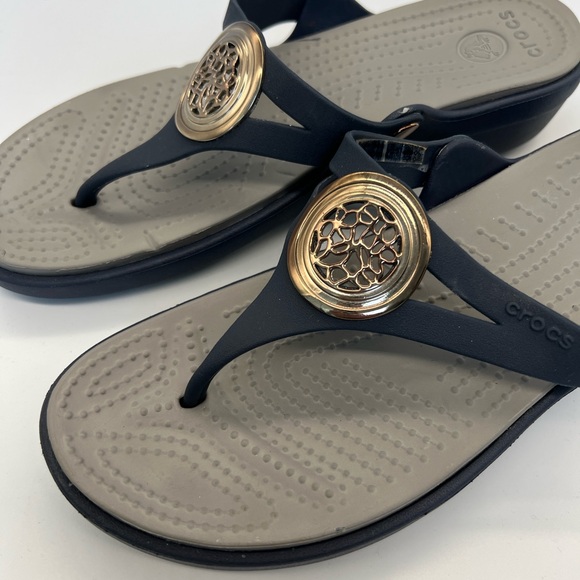 CROCS Women’s  Thong Sandal with Gold Medallion - Picture 5 of 7